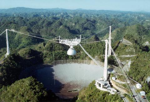 Λίγα τηλεσκόπια στον κόσμο - ίσως κανένα- είναι τόσο γνωστά όσο το γιγάντιο αμερικανικό ραδιοτηλεσκόπιο Αρεσίμπο στο Πουέρτο Ρίκο, με το τεράστιο «πιάτο» που έχει διάμετρο 305 μέτρα.