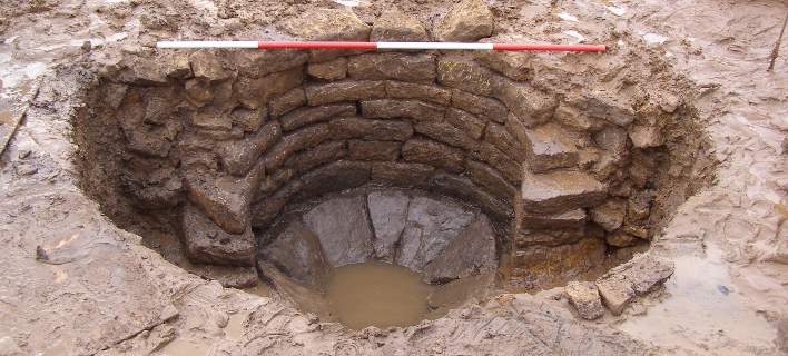 Έξι πηγάδια ηλικίας 9.000 χρόνων έφεραν στο φως οι αρχαιολόγοι στην κεντρική επαρχία Χενάν. Πρόκειται για τα αρχαιότερα πηγάδια που έχουν ανακαλυφθεί μέχρι σήμερα και όπως δήλωσε ο επικεφαλής του επαρχιακού ινστιτούτου αρχαιολογικής έρευνας Γουέι Σινγκτάο, τα πηγάδια αποτελούν μία από τις πιο σημαντικές ανακαλύψεις του ανθρώπου, καθώς με αυτά έπαψε να εξαρτάται από τα ποτάμια και τις λίμνες.